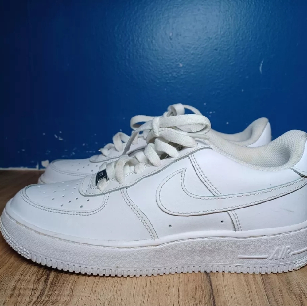 Nike Air Force One Sz US Kids 6Y-Wmns 5.5-Triple White Low Cut Shoes - Picture 2 of 6